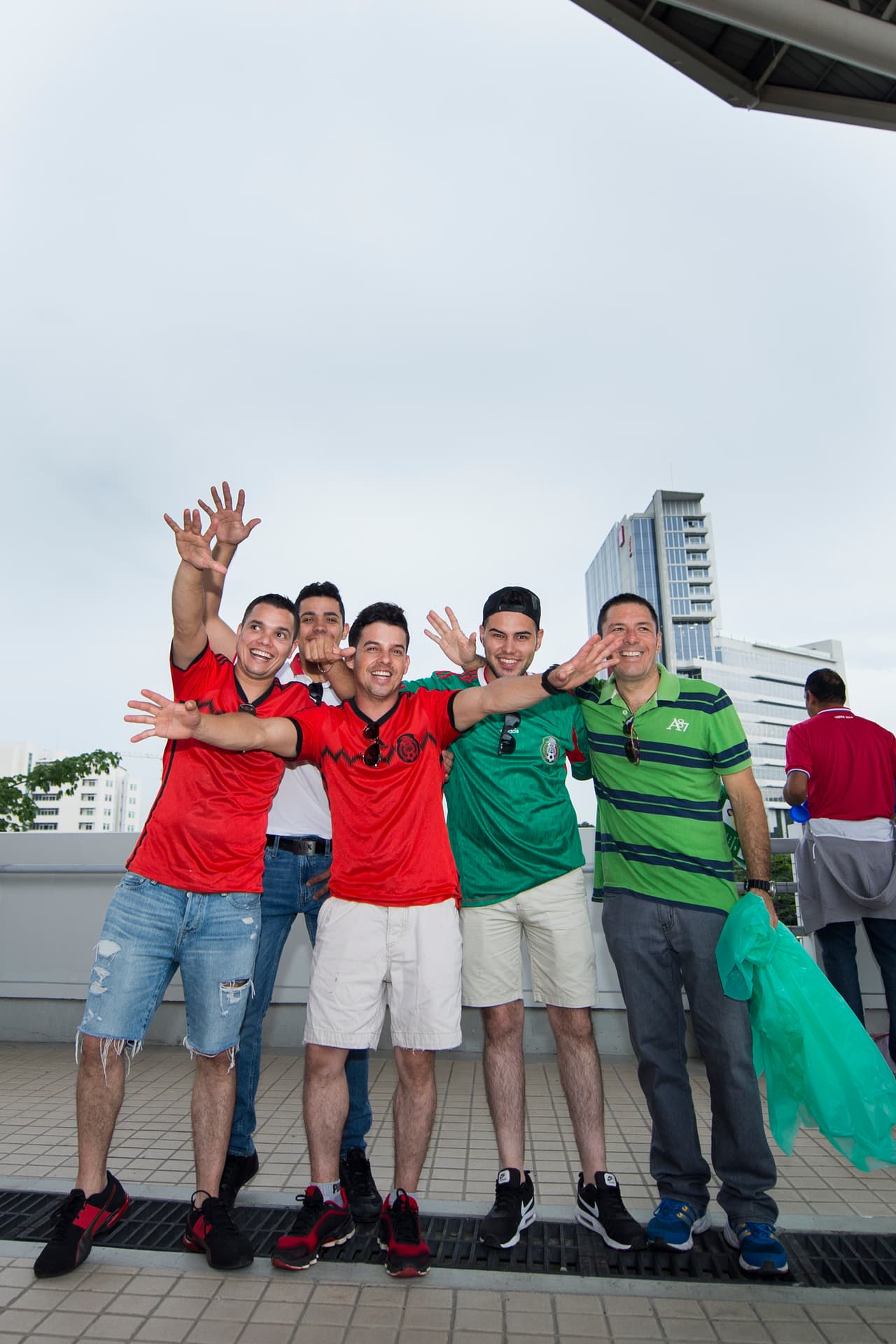 Hubo otros que, con la playera del Tri, esperaban darle la mejor energía al equipo para seguir invicto en la Eliminatoria a Rusia 2018.