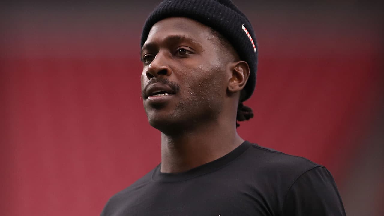 Antonio Brown fue liberado de prisión domiciliaria y le permiten dejar de usar su grillete electrónico para monitorear su ubicación aunque sigue sin poder salir del país y está en espera de su juicio.