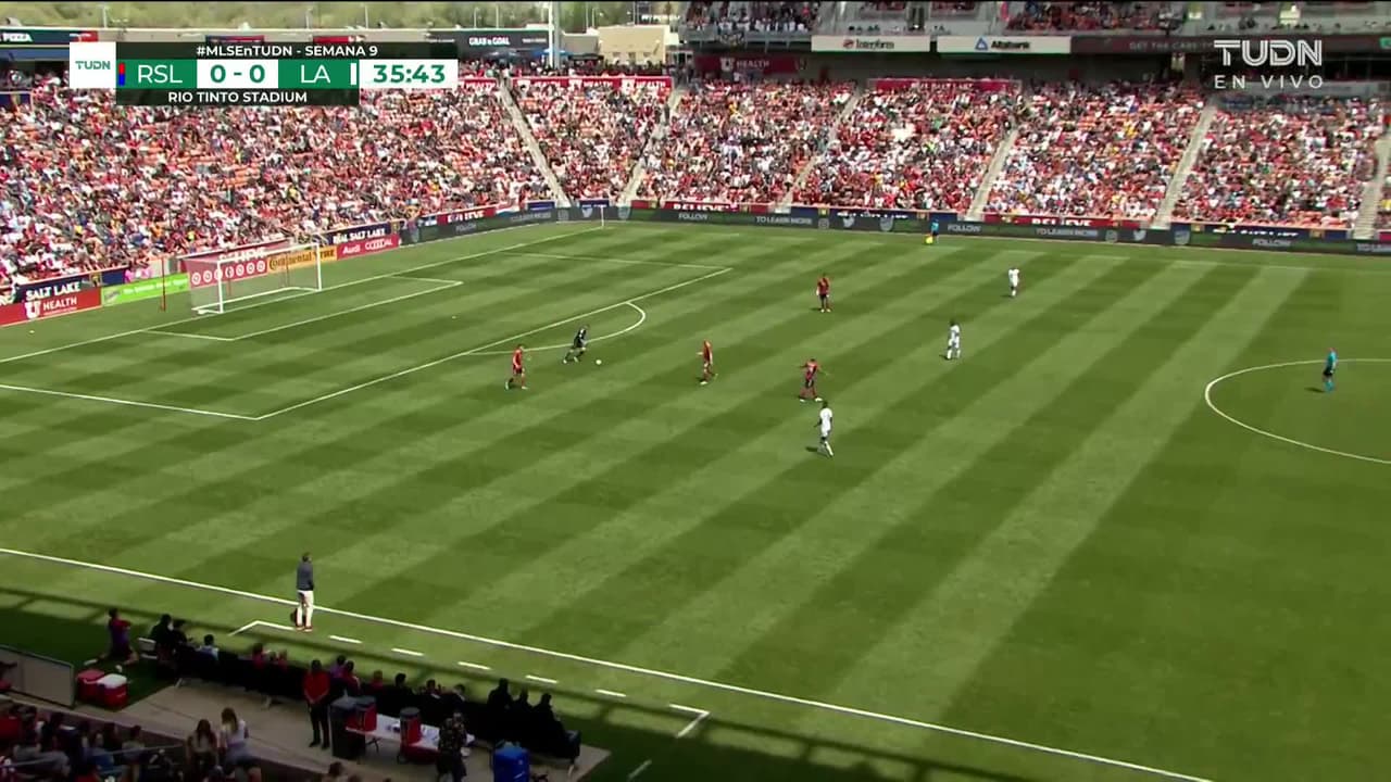 ¡TIRO ATAJADO! disparo por Bobby Wood.