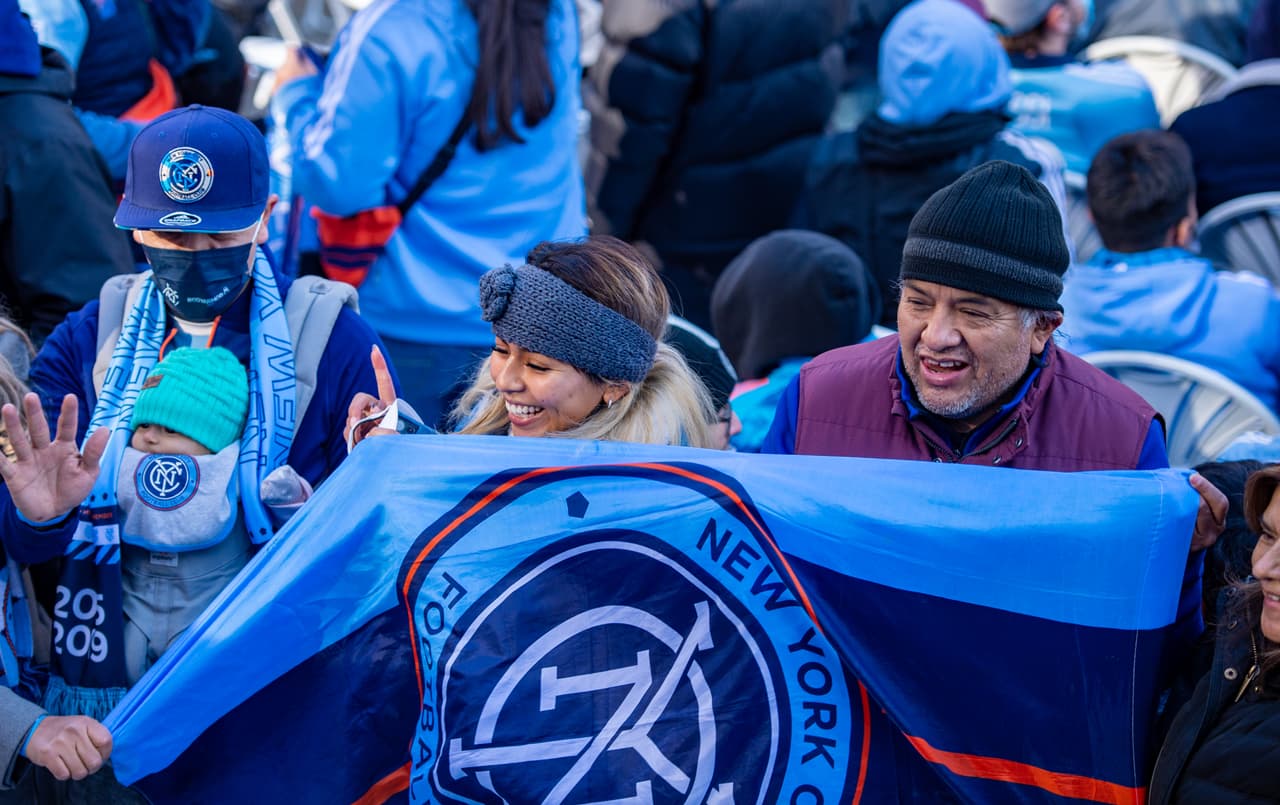 El City Hall se tiñó de celeste en la mañana del martes.
<br>