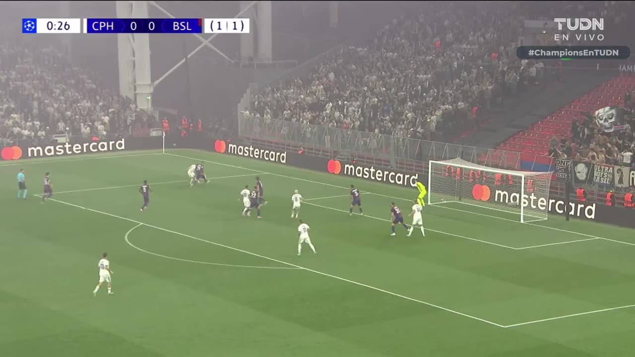 Arranca el partido y la pelota está en juego.