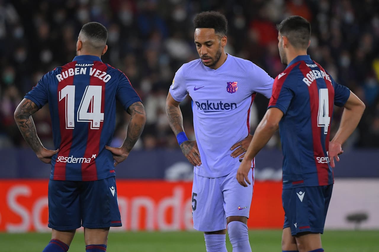 Barcelona venció al Levante con anotaciones de Pierre-Emerick Aubameyang, Pedri y Luuk de Jong; por los locales marcaron Morales y Melero, ambos por la vía del penal. Si bien anotaron dos tantos desde los 11 pasos, los granotas falllaron uno.