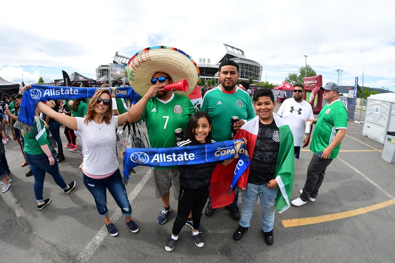 La afición mexicana llegó desde temprano para apoyar a la Selección Mexicana en su partido por la Copa Oro ante Canadá en Broncos Stadium en Denver. Como siempre, los seguidores del Tricolor le ponen un sabor especial a los partidos con su colorido, sus pancartas y las ocurrencias en la tribuna.