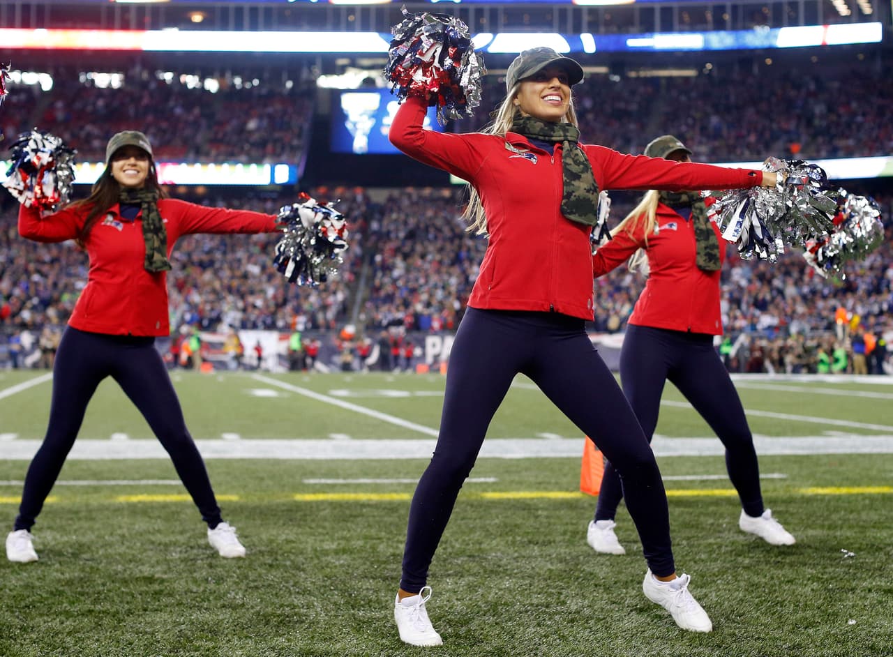 El frío en New England no minimizó la alegría de sus porristas.