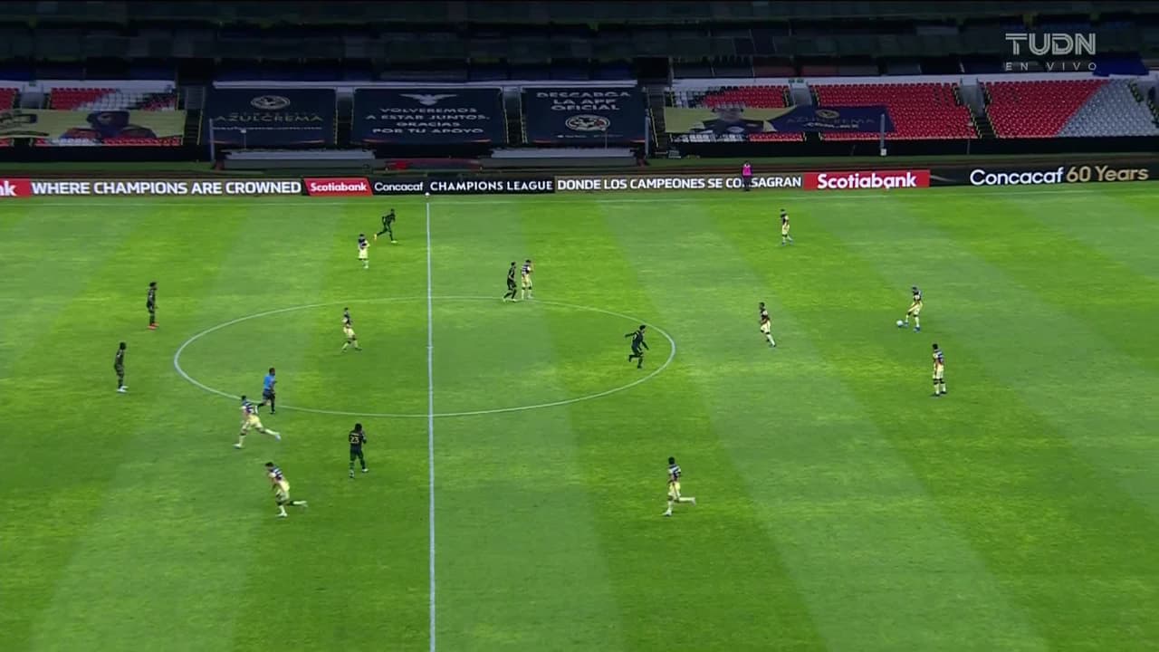 Arranca el partido y la pelota está en juego.