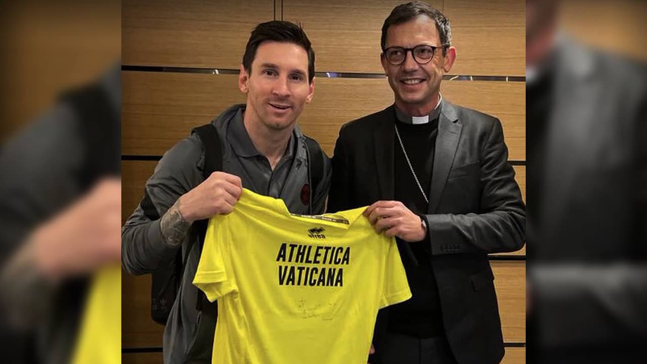 El Papa Francisco regala playera firmada a Messi