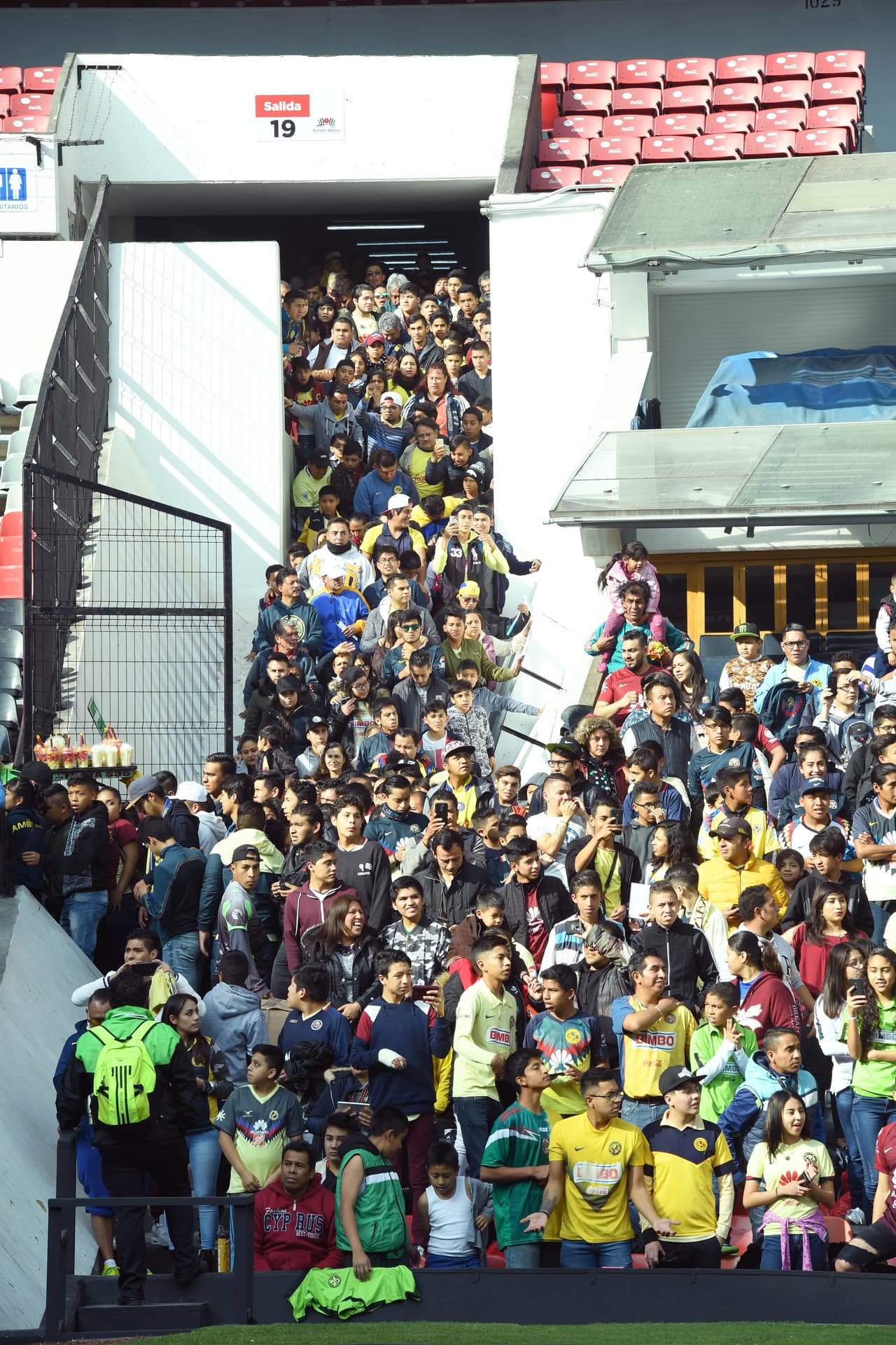 Las Águilas, tanto el equipo varonil y femenil, convivieron con los aficionados y se tomaron la foto oficial con ellos en el Estadio Azteca.