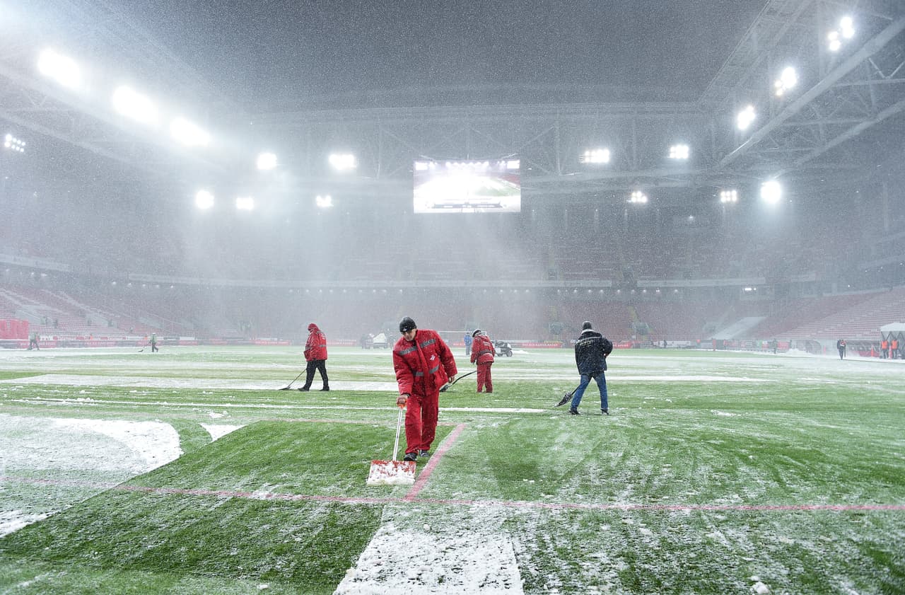 Pese a que el estadio cuenta con un sistema especial en su techo para minimizar la inclemencia del clima sobre el césped, es inevitable tener que realizar el proceso de limpieza.