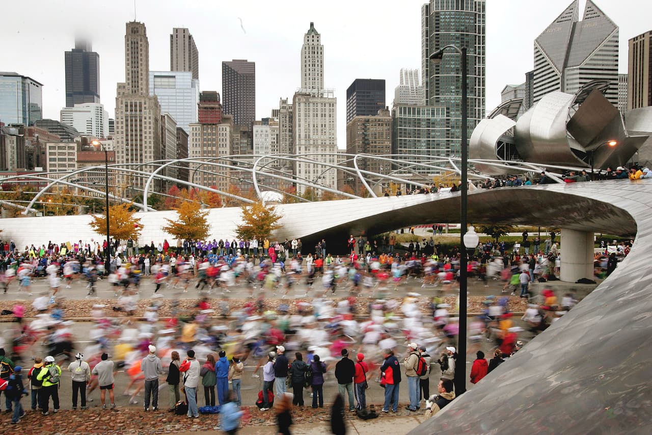 La longitud del maratón es de 26.2 millas. Los expertos recomiendan a los corredores tomar entre cuatro y seis onzas de agua mientras lo corren. Hidratarse cada 15 o 20 minutos después de que la carrera comienza.