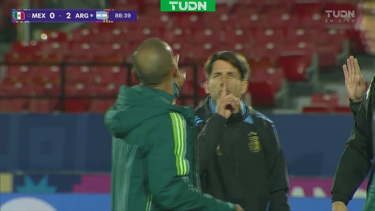 ¡Diego Placente, técnico de Argentina, calla al de México, Eduardo Arce!