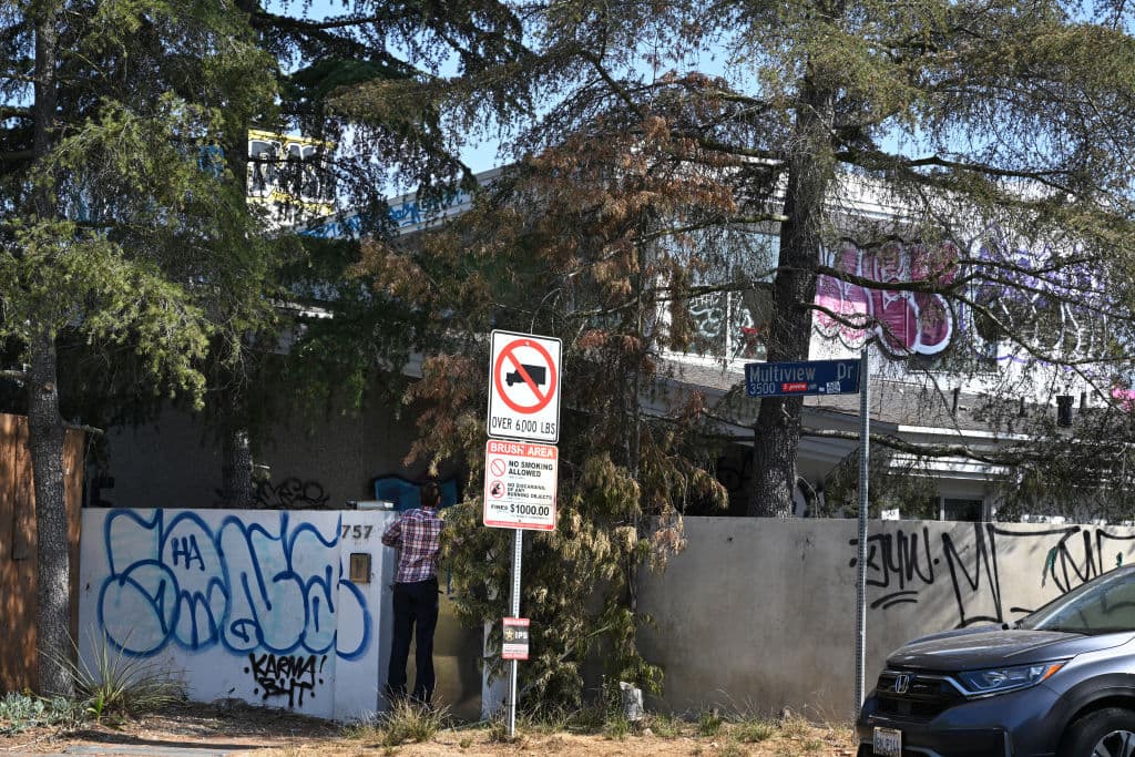 Siendo California el estado con 
<b><a href="https://www.univision.com/local/los-angeles-kmex/tecnologia-clave-reducir-crisis-indigencia-los-angeles-sacar-personas-calles" target="_blank">mayor cantidad de personas viviendo en las calles</a></b>, muy cerca de Hollywood, mansiones como esta quedan a disposición de invasores que, según los vecinos de Hollywood Hills, no llegan con las mejores intenciones.