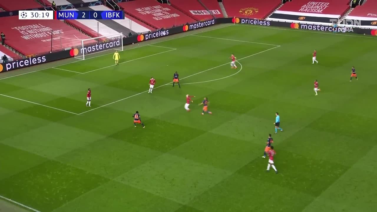 ¡TIRO ATAJADO! disparo por Demba Ba.