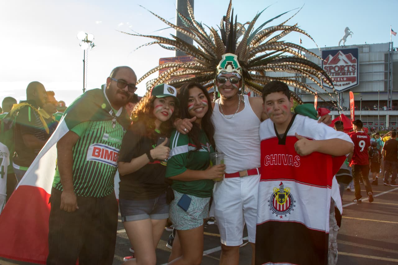 Los sombreros y los ponchos junto al maquillaje le dieron una expresión propia a los fanáticos mexicanos.