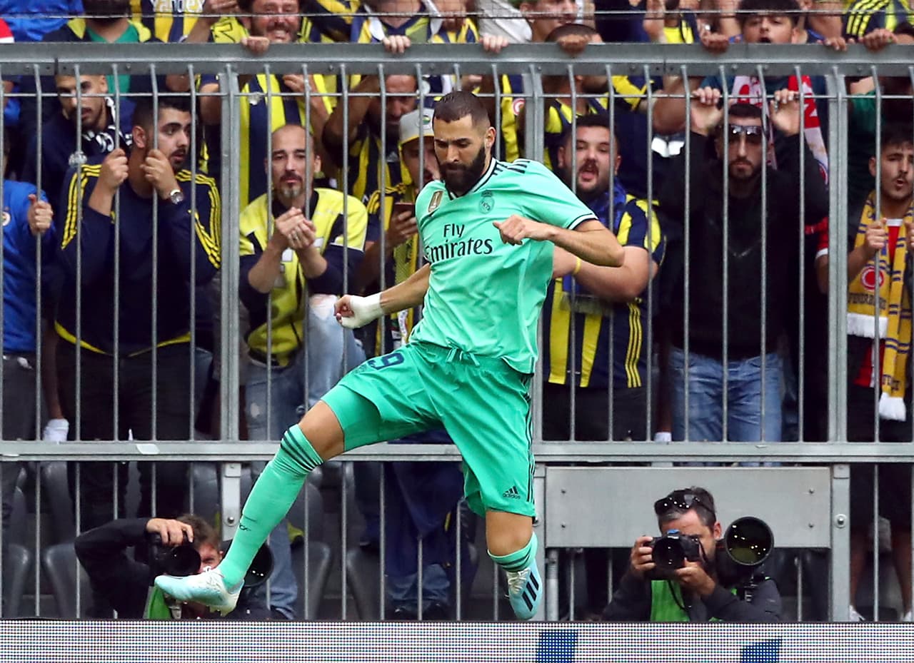 Karim Benzema celebra su hat-trick.
