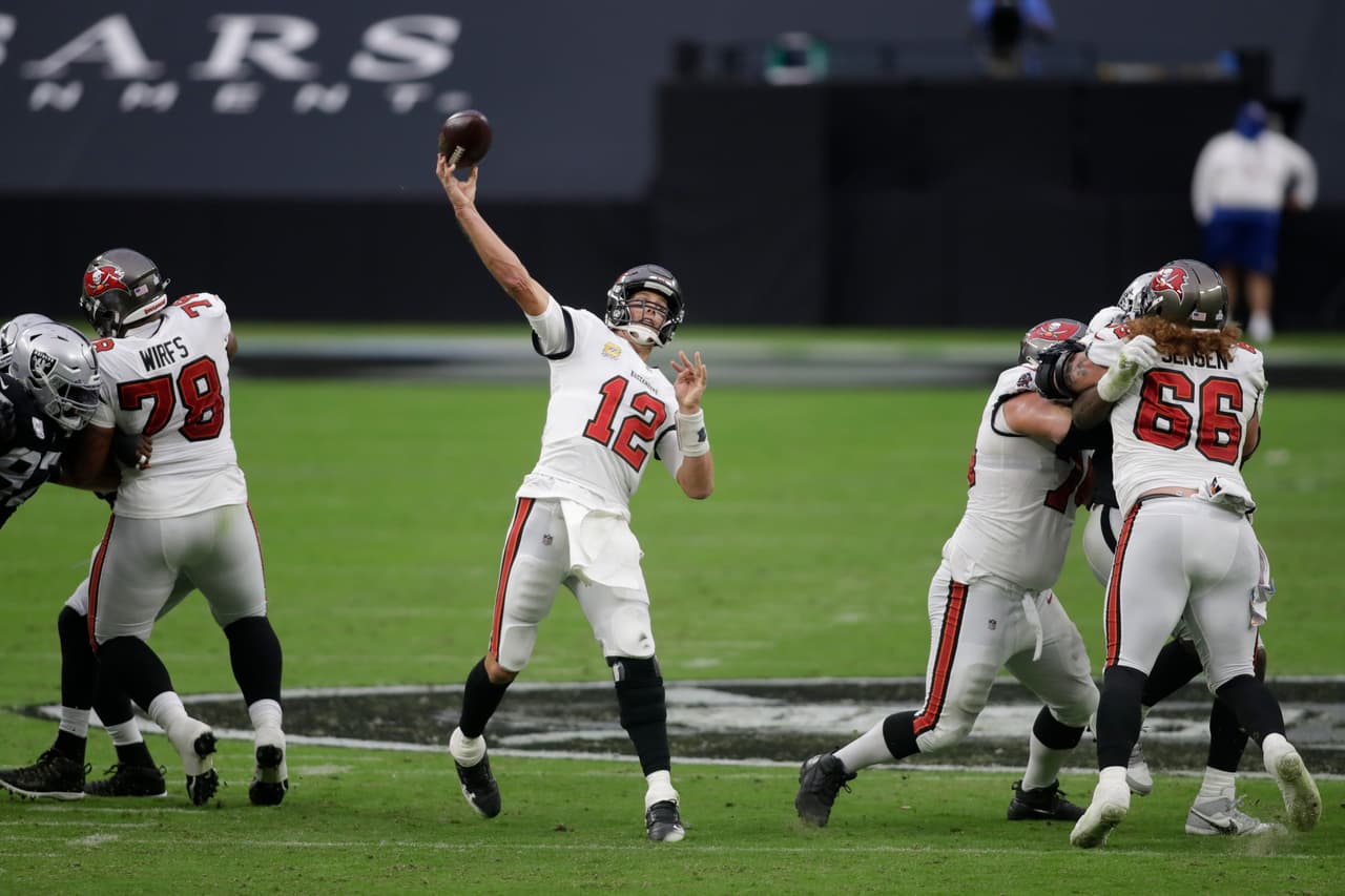 Tpm Brady tiene un partido impecable al lanzar cuatro pases de antocación y cero intercepciones en la victoria 45-20 sobre Las Vegas Raiders.