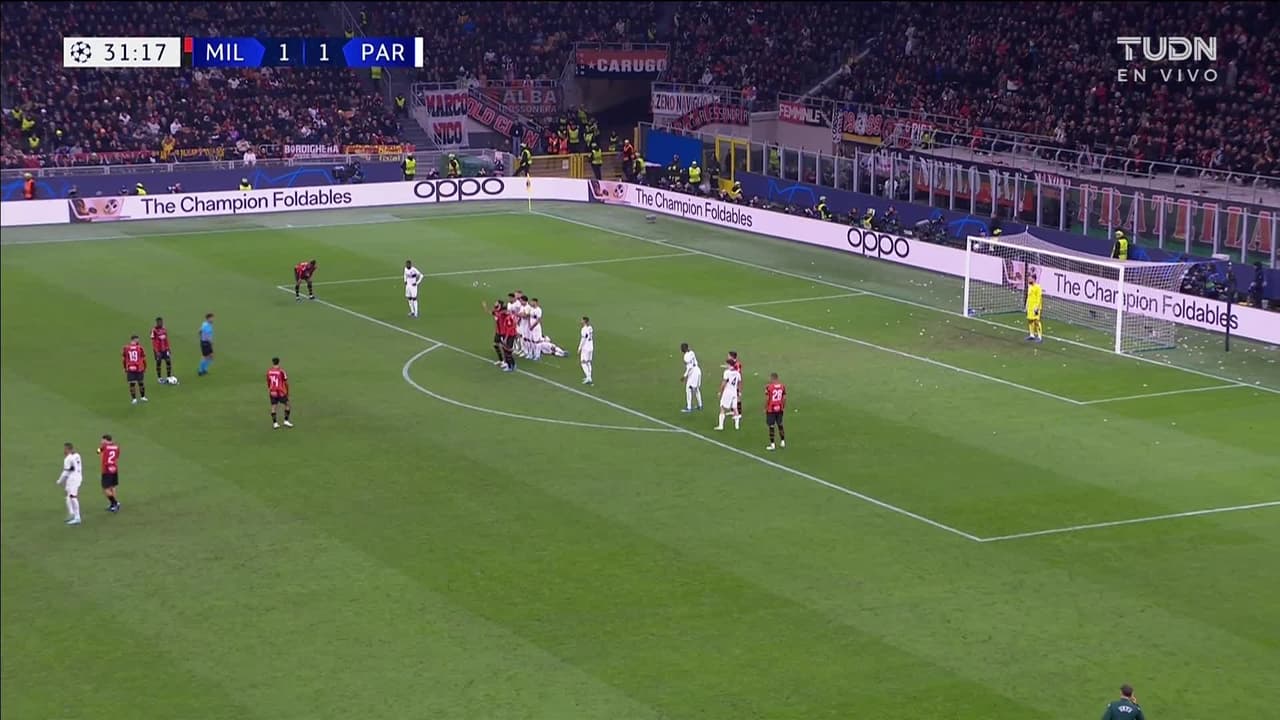 ¡TIRO ATAJADO! disparo por Fikayo Tomori.