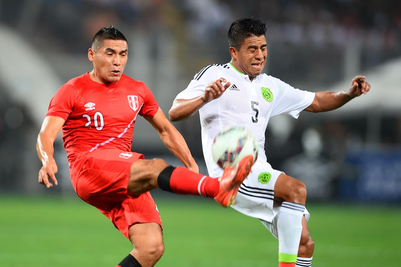 Medina, CALIFICACIÓN 5: El mediocampista no supo mantener el control en el centro del campo, perdía muchos balones y recuperaba muy poco y fue superado por los mediocampistas de Perú.