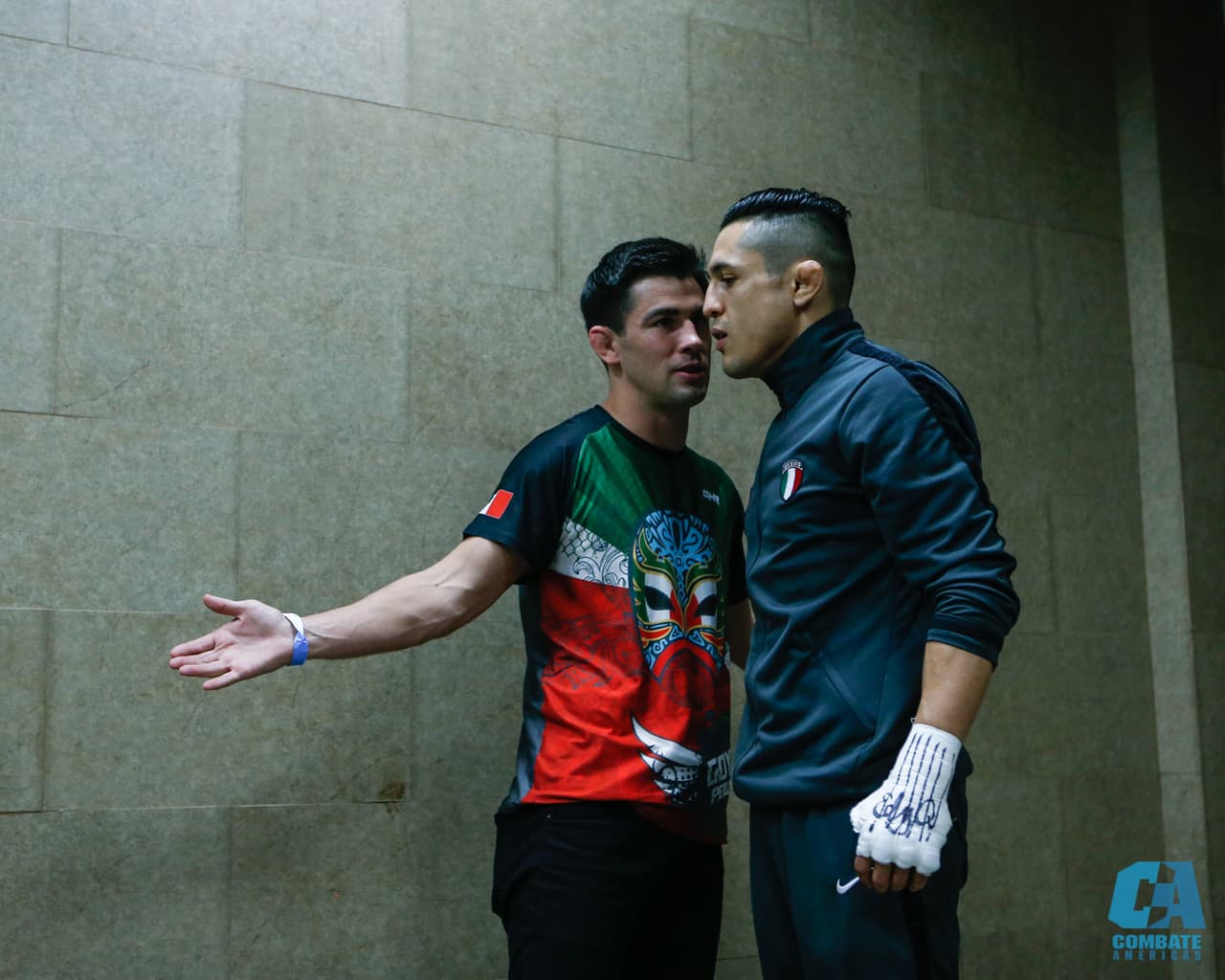 El colorido y la alegría, junto a los rituales y detalles en la intimidad de los atletas, fueron parte del Combate Américas en la fiesta de las artes marciales mixtas.