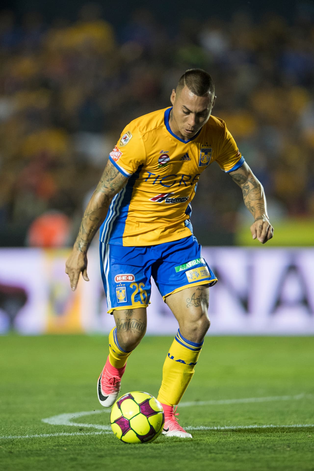 En el segundo tiempo la tónica fue similar: Tigres presionando y Chivas buscando equilibrar la balanza con pocos argumentos.