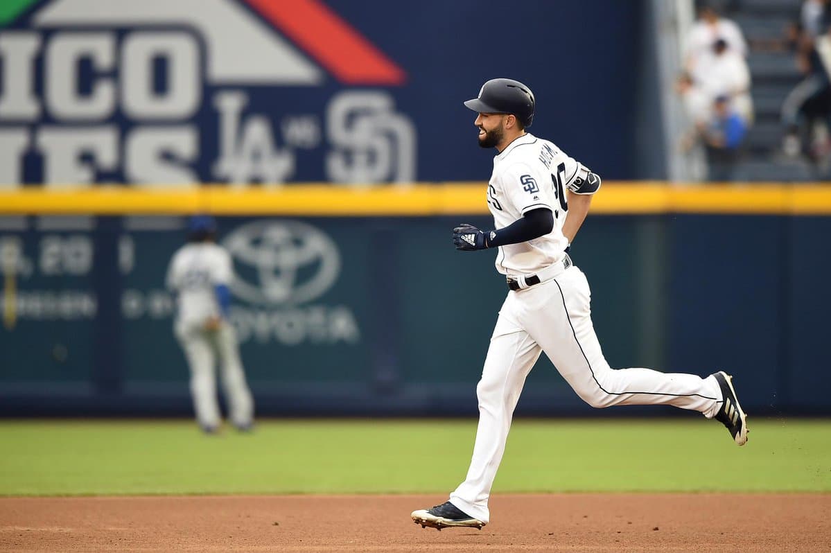 El primera base Eric Hosmer conectó su cuarto HR de la temporada.