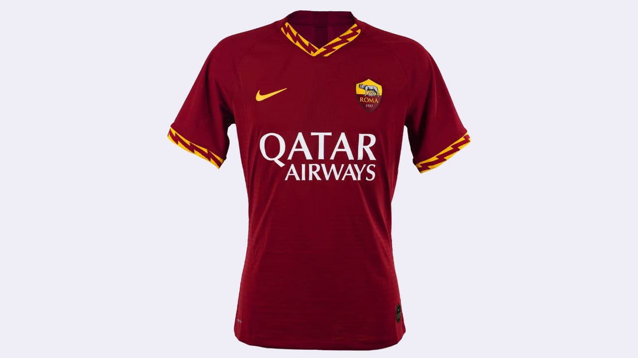 Sencillamente hermosa, así es la nueva piel de la A.S. Roma para la próxima temporada. El clásico color grana de la Loba se mantiene, pero también va acompañado de unos detalles en el cuello y puños que hacen referencia a Júpiter, el principal dios de la mitología romana y a la magia de la capital italiana.