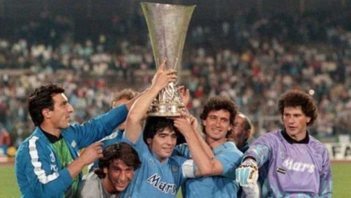 Los logros que tuvo Maradona con el Napoli son inolvidables: la copa de Italia, una copa UEFA y el campeonato de la Serie A en 1986-87 y 1989-90.