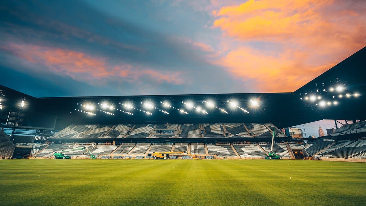 Los colores de la tribuna y la iluminación dan al estadio una atmósfera especial.