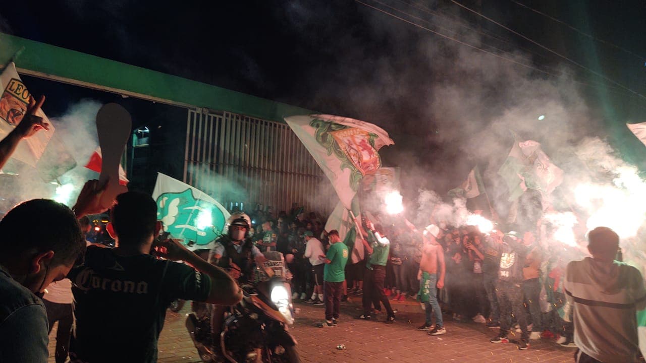 Así festejaron en León el pase a la Final del Guard1anes 2020 | La afición no se midió en la celebración tras la victoria sobre las Chivas. ¿Será que ya esperan al Cruz Azul en la Final?