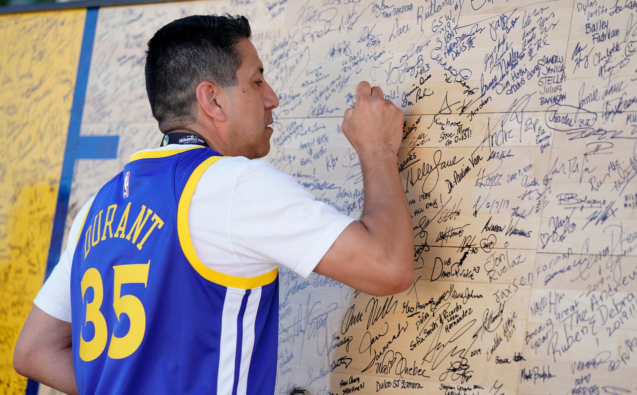 Oracle Arena vivió su última jornada NBA y muchos aficionados, entendiendo que así sería, acudieron al llamado para despedir una casa que no volverá. Algunos dejaron sus firmas, sus recuerdos, su agradecimiento, y se llevan y atesoran los recuerdos para el resto de sus vidas por los éxitos y los buenos momentos que los Warriors les hicieron vivir ahí.