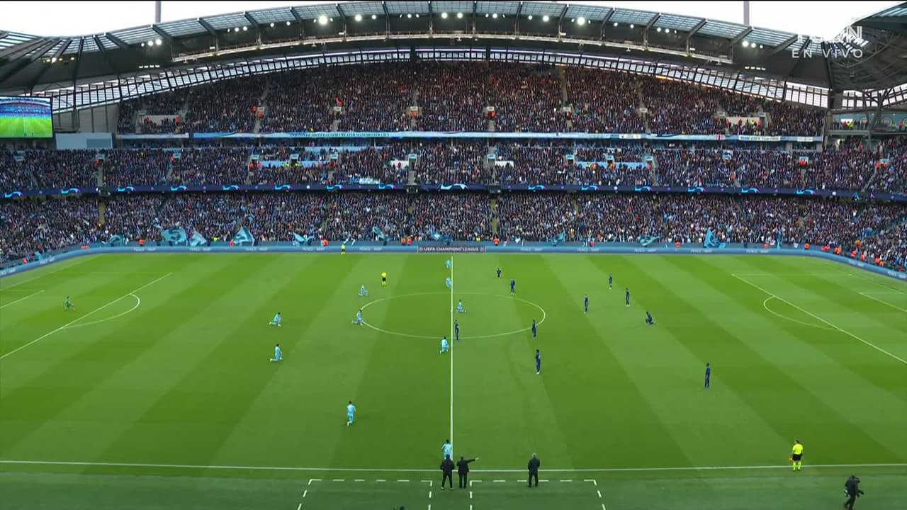 Arranca el partido y la pelota está en juego.