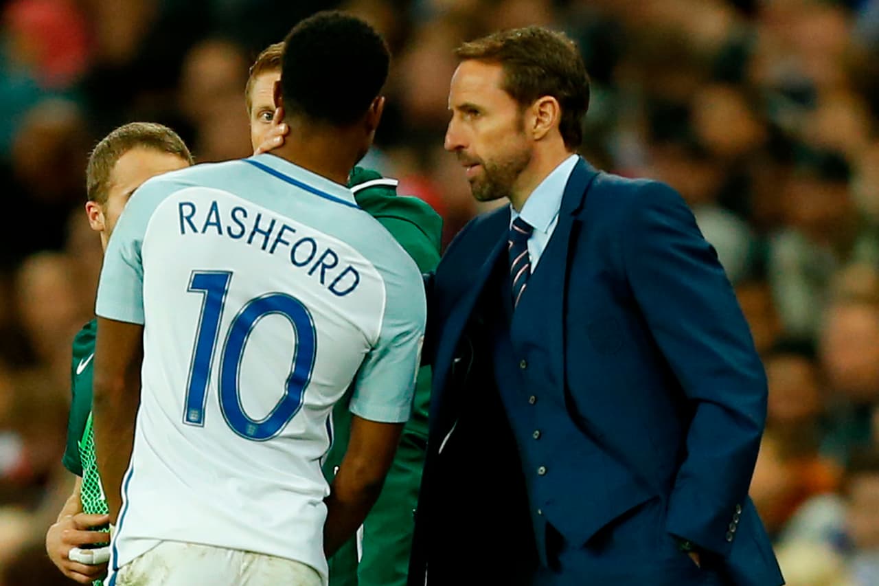 Southgate daba indicaciones a Rashford, en busca de encontrar los espacios y la oportunidad para definir a gol.