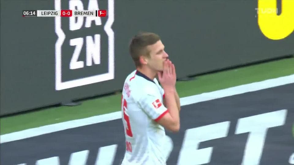 Tiro desviado de Dani Olmo