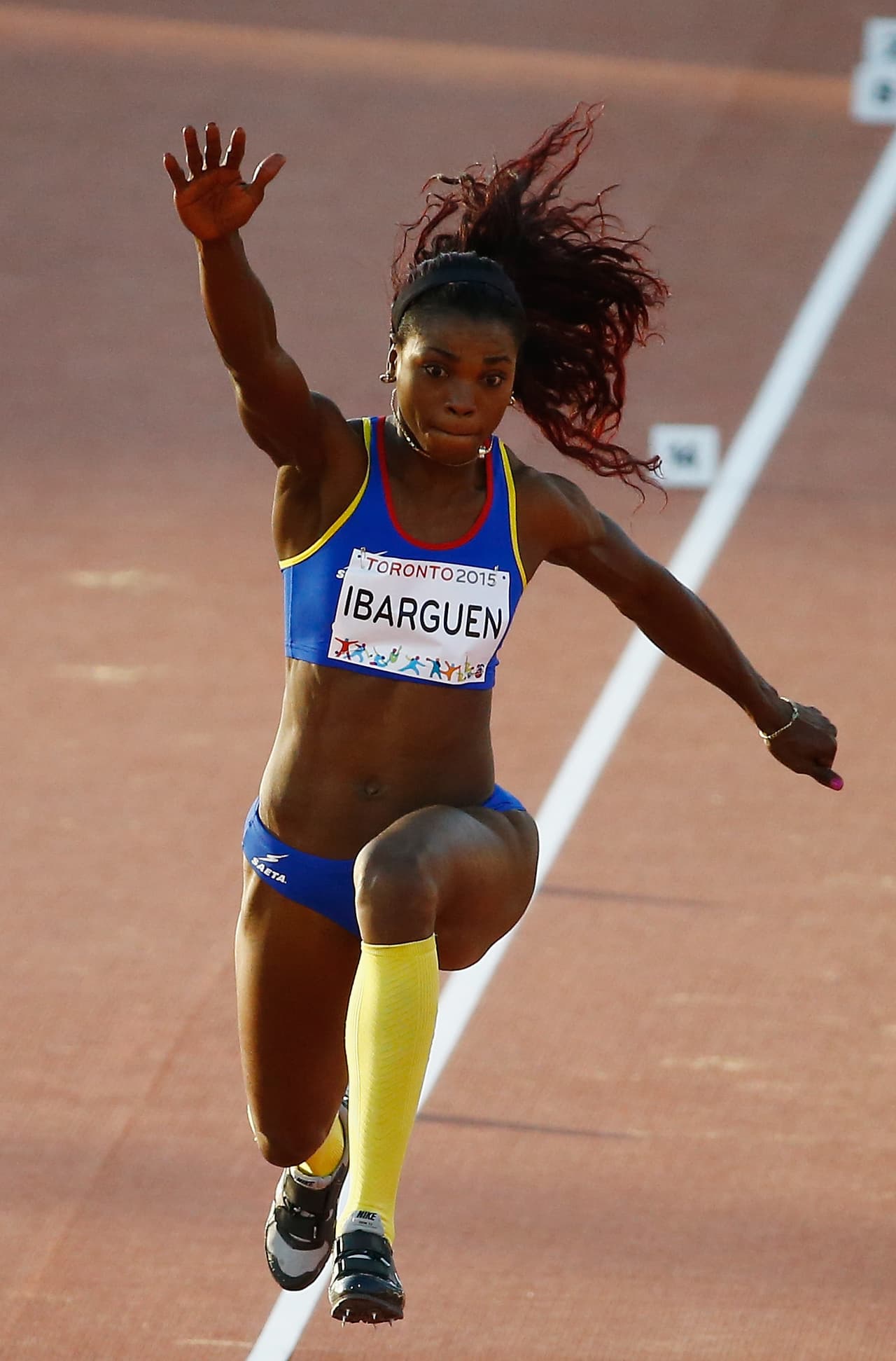 Caterine Ibargüen prolongó el martes su larga racha de victorias y revalidó el título en el salto triple femenino de los Juegos Panamericanos.