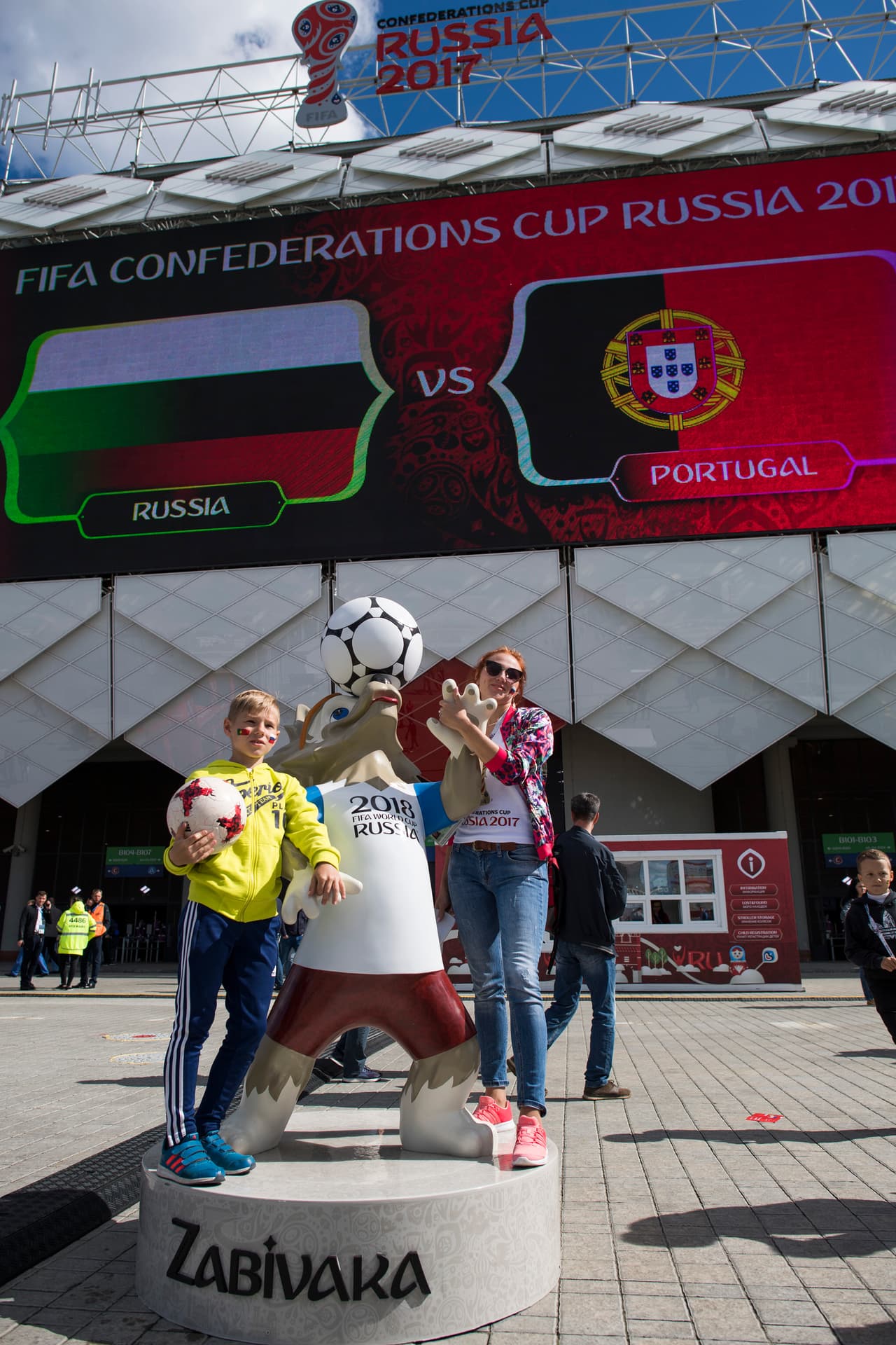 En familia, los rusos iban entrando al recinto deportivo, pero no dejaban pasar la oportunidad para tomarse una foto con Zabivaka, la mascota del Mundial de Rusia 2018.