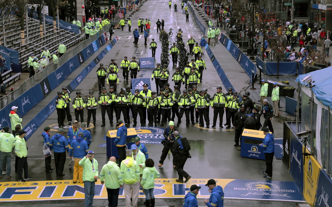 La lluvia fue una inesperada invitada en el Maratón de Boston y obligó a la espera de los participantes en una jornada en la que la seguridad previa estuvo a tope para ofrecer garantías.