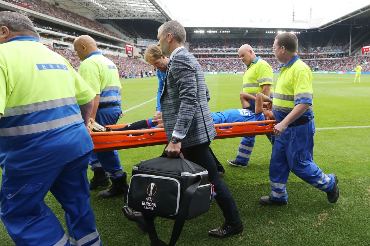 A los 8 minutos de juego salió lesionado el delantero visitante Clavin Stengs, para la entrada de Dos Santos.