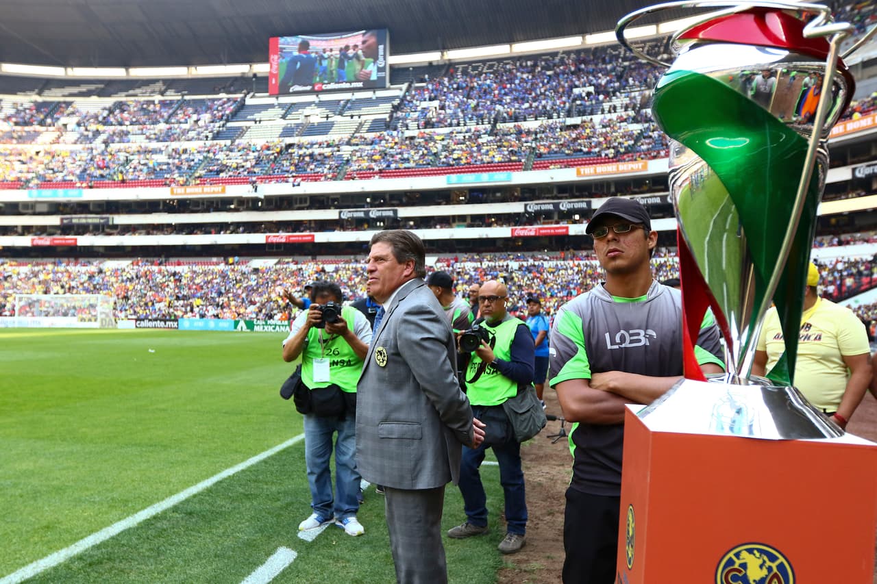 El técnico del América, Miguel Herrera (centro) y la más reciente conquista de su equipo, la Copa MX.