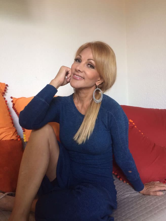 Olivia Collins se casó con Silvio García Patto y era tan feliz que decidió abandonar su carrera como actriz en México para irse a vivir con él y sus pequeñas hijas a España, sin embargo, en 2010 Olivia regresó a México dejando a su entonces todavía esposo y sus hijas en España. Ella aseguró que había sido víctima de violencia doméstica