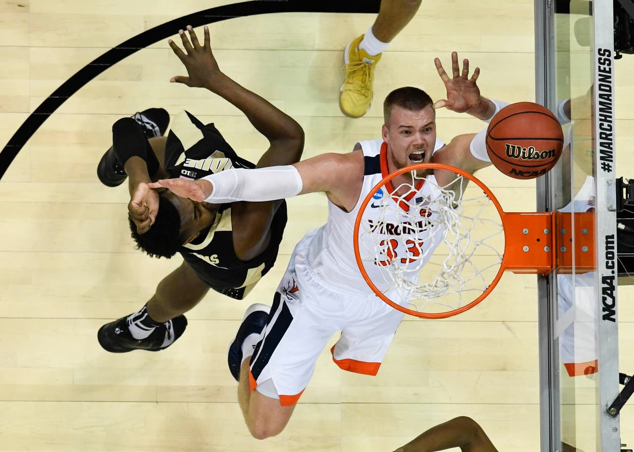 Mientras tanto, este sábado en Louisville, Kentucky, se disputó el campeonato de la Región Sur, que disputaron los Virginia Cavaliers y los Purdue Boilermakers, en duelo dramático que ganaron estos últimos por 80-75, no sin antes sufrir más de la cuenta e irse a tiempo extra.