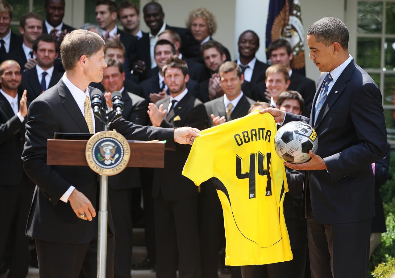 El recién posesionado presidente de Estados Unidos, Barack Obama, recibió la camiseta del campeón Columbus Crew, que se coronó al vencer 3-1 a New York Red Bull en 2008.