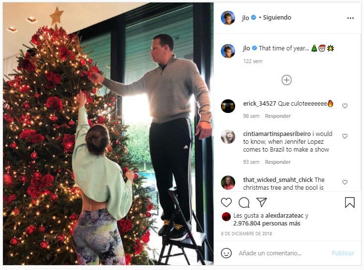 En 2018 pasaron su segunda Navidad juntos. Ambos decoraron el árbol y el recuerdo de este momento permanece en la cuenta de Instagram de JLo.