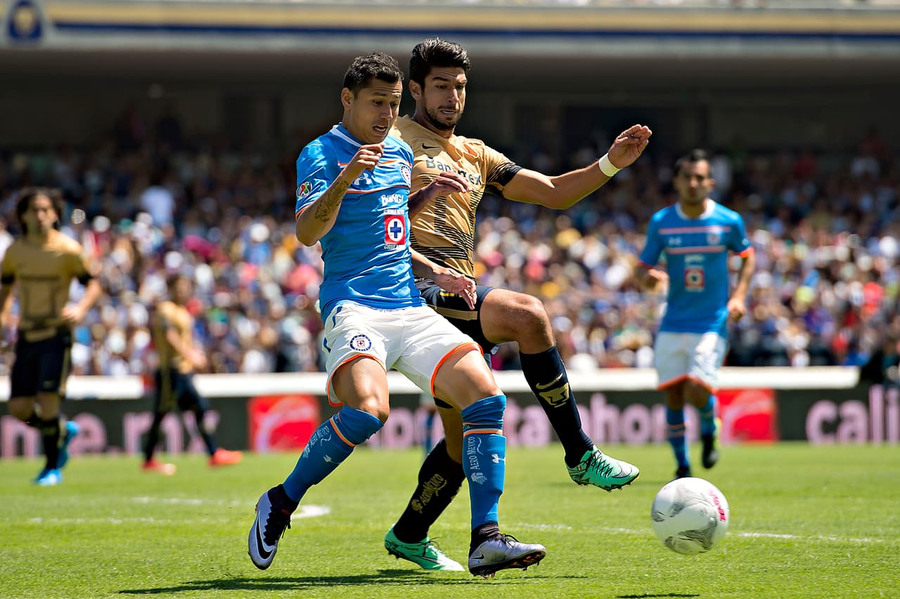 Cruz Azul y Pumas se enfrentan en el Estadio Azul.