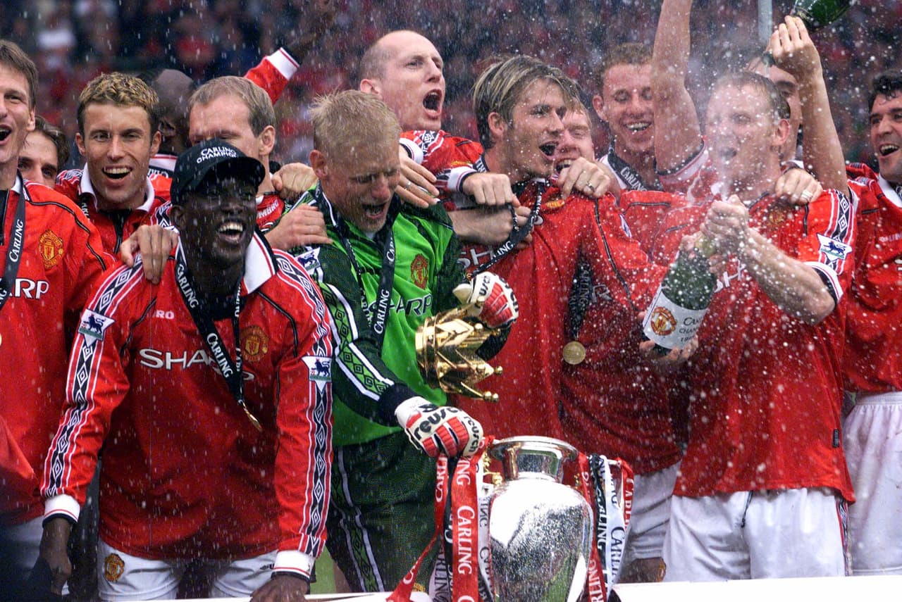 El primer equipo en conseguir la máxima gloria europea, bajo el formato de Champions League, fue el Manchester United de Sir Alex Ferguson en 1999 tras conseguir el mencionado título, junto con la Premier League y la F.A. Cup. La UCL se la ganaron al Bayern Múnich, mientras que la copa inglesa al Newcastle United.