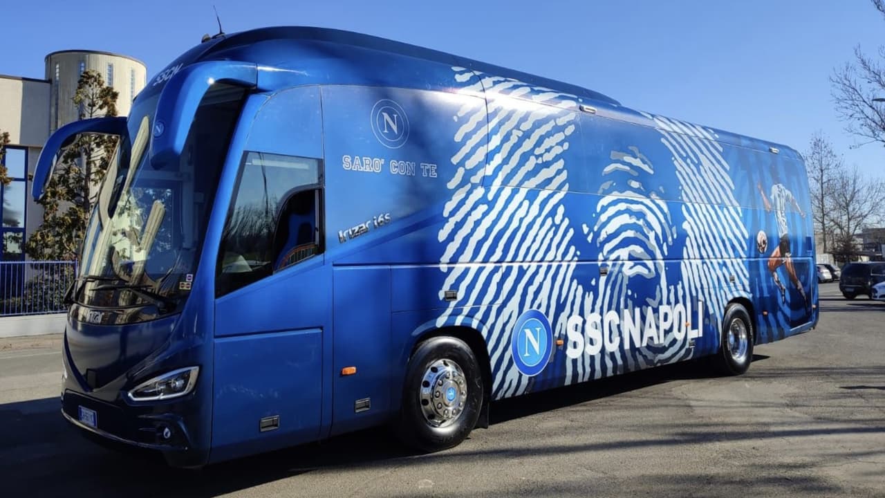 Napoli presume autobús con identidad de Diego Armando Maradona