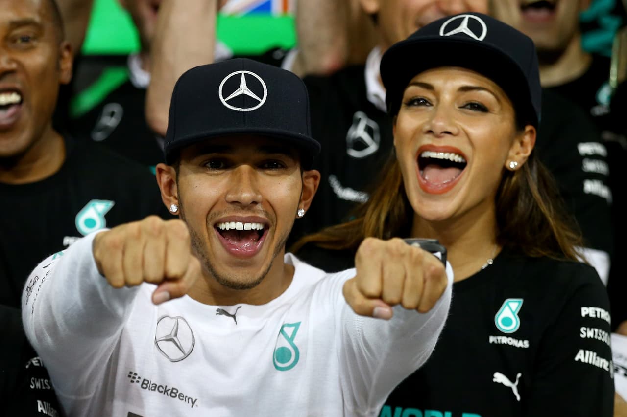 Nicole Scherzinger compartió con Hamilton sus títulos en 2008, 2014 y 2015 y estuvo con el piloto cuando s unió a la escudería Mercedes, en la que ha proyectado suc carrera.