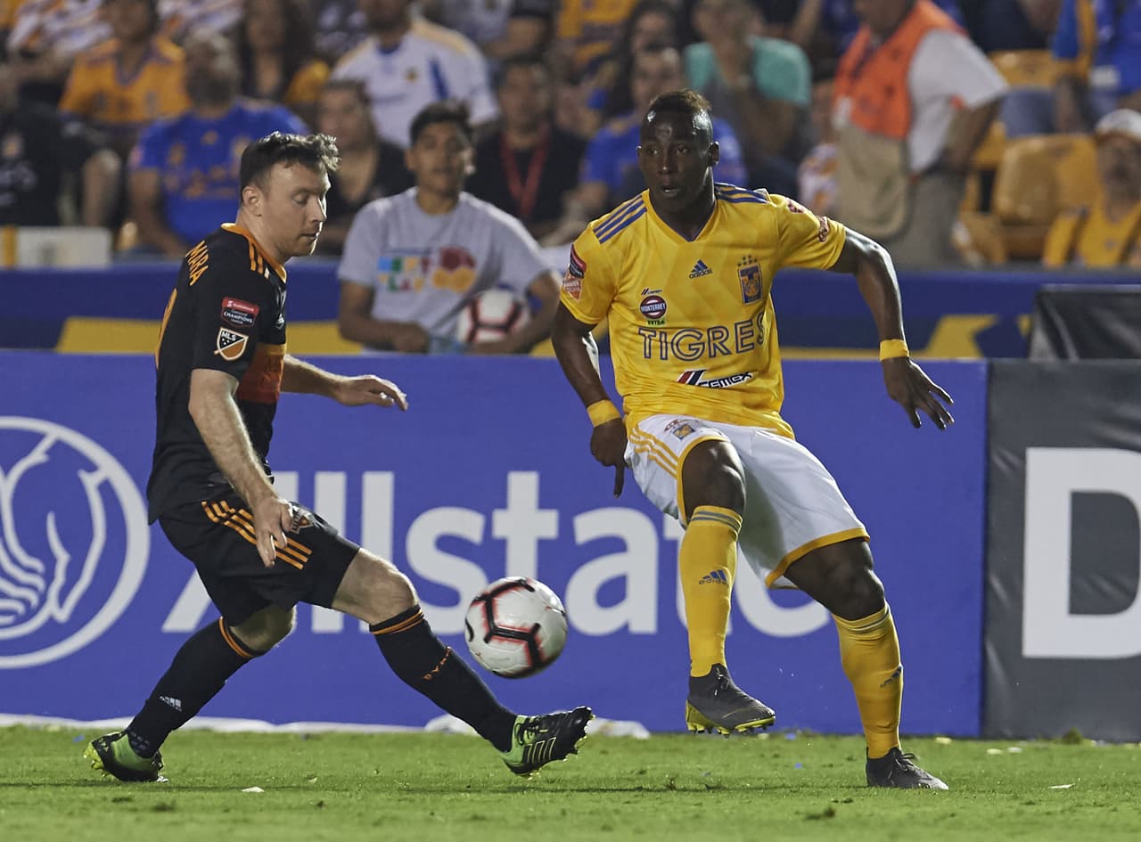 Ener Valencia se convirtió en una pesadilla para la defensiva de los texanos pues el ecuatoriano, con su velocidad y picar´dia, empezaba a causar problemas a los de la MLS.