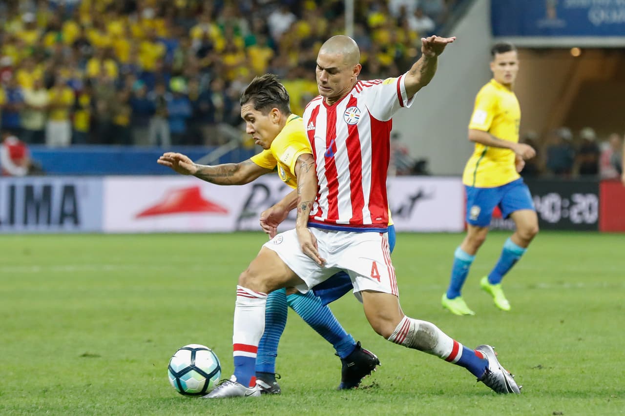 Los defensas paraguayos apelaron a su experiencia para cortar los circuitos de juego del equipo brasileño.