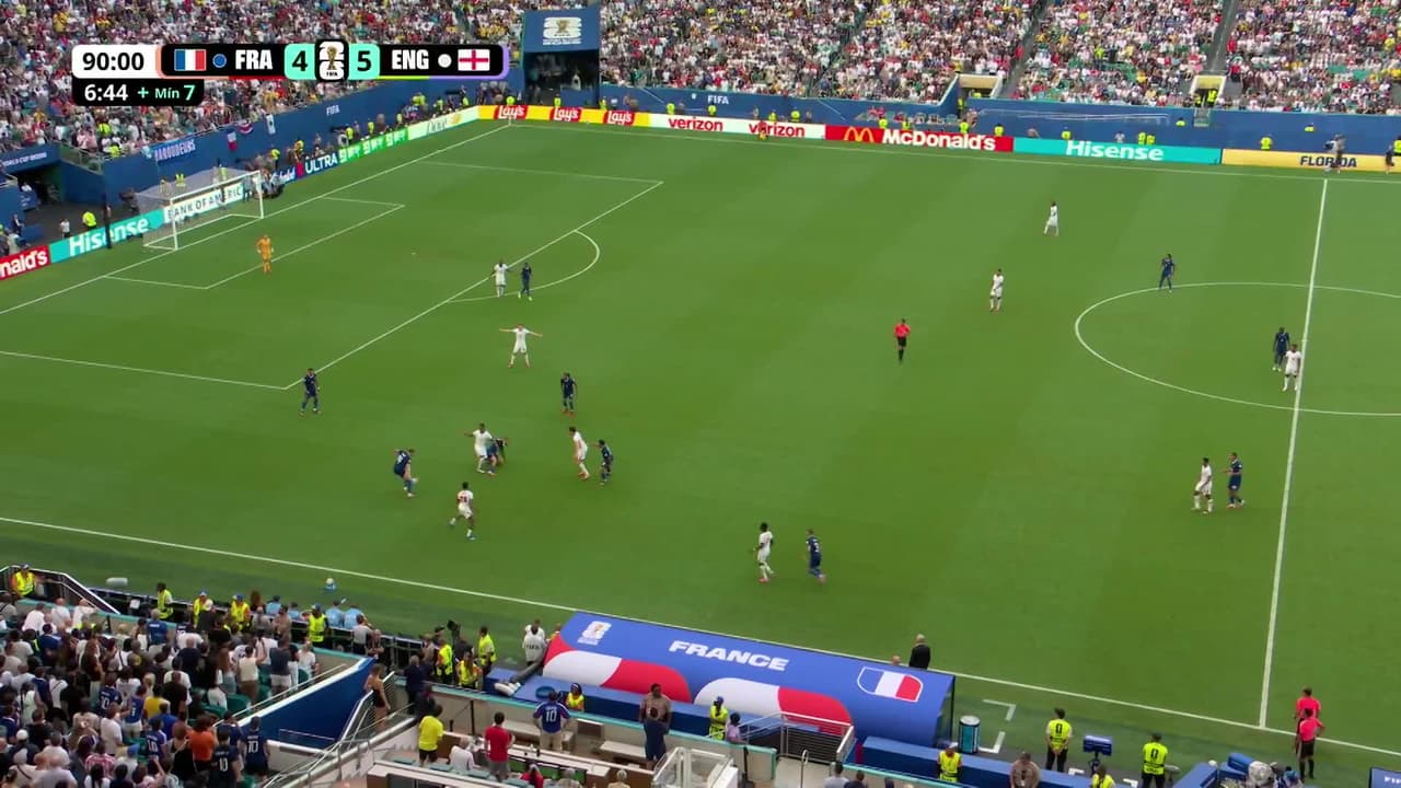 ¡GOL!  anota para Inglaterra. Jude Bellingham