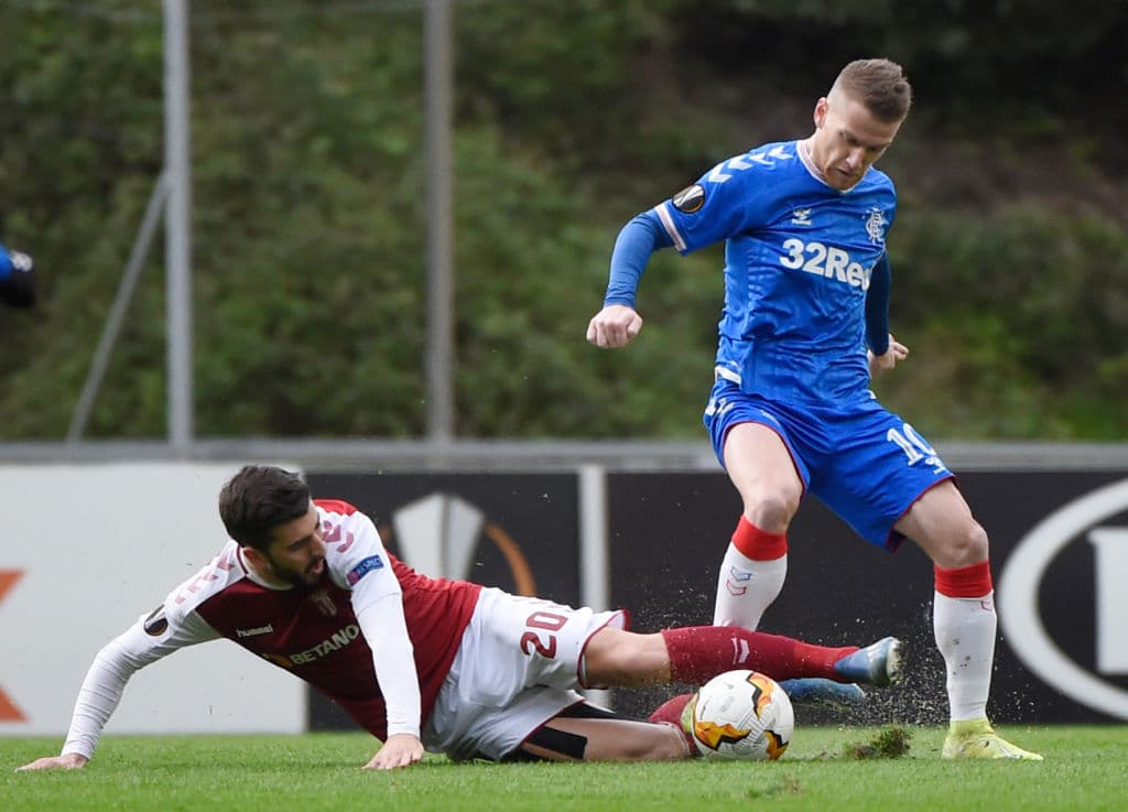 Barrida fuerte, pero fina y al balón. La pelota es de Paulinho que sorprende a Steven Davis de los Rangers.