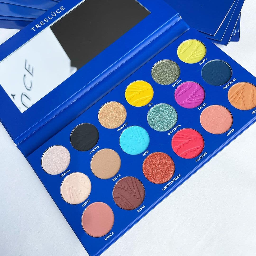La paleta de sombras de ojos "I Am", que cuesta $30 dólares, tiene de 18 tonos vívidos mate y brillantes formulados con agave azul mexicano.